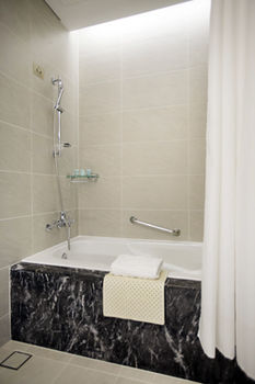 Deep Soaking Bathtub